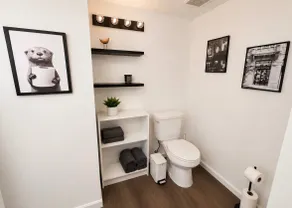 Brand new third floor luxury in quiet neighborhood - Image 4