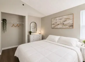 Brand new third floor luxury in quiet neighborhood - Image 2