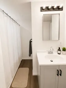 Brand new third floor luxury in quiet neighborhood - Image 3