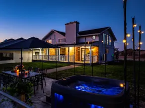 8BR Oasis w/ Pool, Hot Tub & Tennis/Pickleball Ct - Image 4