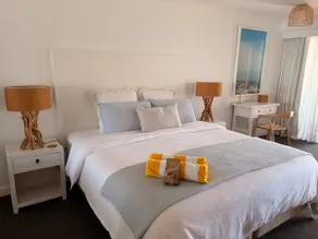 Luxe Beachfront Apt with Parking - Image 5