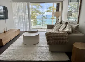 Luxe Beachfront Apt with Parking - Image 3