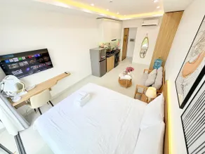 l 402 Suites l Spacious Studio w Balcony & Kitchen - Image 3