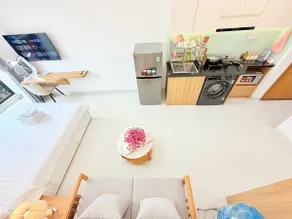 l 402 Suites l Spacious Studio w Balcony & Kitchen - Image 2