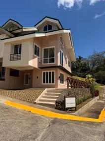 3BR Courtyard Townhouse with 2 Parking at Canyon Woods - Image 2