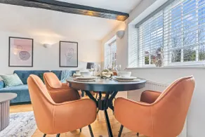 Stylish 3-Bed Cottage Stay with Annex – Streatley - Image 3