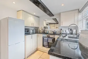 Stylish 3-Bed Cottage Stay with Annex – Streatley - Image 5