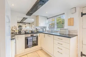 Stylish 3-Bed Cottage Stay with Annex – Streatley - Image 4
