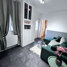 The house in Paris is quiet and modern. - Image 2