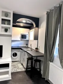 The house in Paris is quiet and modern. - Image 4
