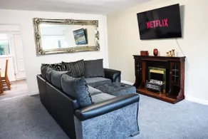 Cosy Airport Retreat With Netflix and Fresh Bakes - Image 2
