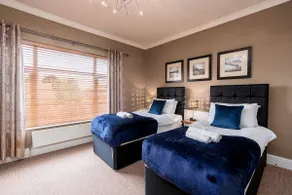 Charming 2 Bedroom House on the Iconic Humberside - Image 2