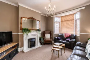 Charming 2 Bedroom House on the Iconic Humberside - Image 4