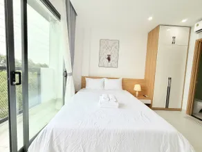 (701 Suites) Sky-high & modern studio w Balcony - Image 5