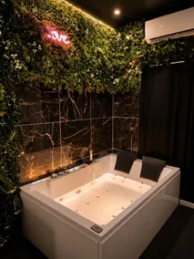 Romantic Night – Private Jacuzzi & Intimate Atmosphere - Image 2