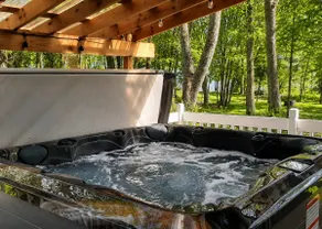 Swiss waterfront chalet with spa - Image 2