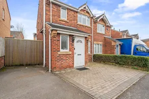 Modern Stay in Nuneaton with Free Parking - Image 2