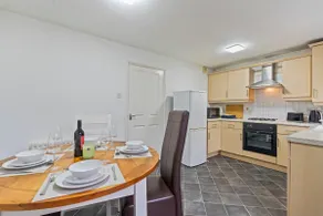 Modern Stay in Nuneaton with Free Parking - Image 3