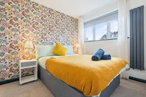 Modern Stay in Nuneaton with Free Parking - Image 4