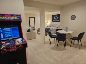Bright & Modern Stay - Game Lounge - Image 5