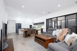 Large Family 4B2B entire house free parking - Image 2