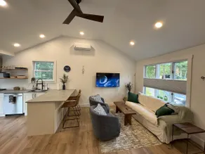Ann’s Creek-modern chic cottage + dog friendly - Image 2