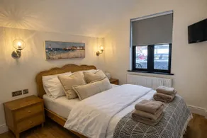 Beach Retreat, Stylish 1-Bed in Canford Cliffs - Image 2