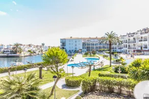 Pleasant apartment in private residence with community pool. - Image 2