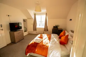 Ensuite Room | Near Gym | Garden | Parking - Image 2