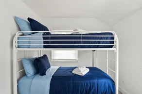1 min to DC 8 beds sleeps 16 with yard and parking - Image 4