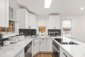1 min to DC 8 beds sleeps 16 with yard and parking - Image 3