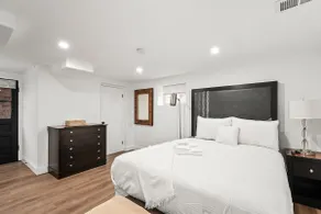 1 min to DC 8 beds sleeps 16 with yard and parking - Image 2