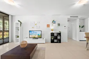 Light & Spacious 2BR | Easy Airport & City Travel - Image 2