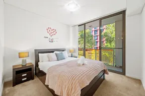 Light & Spacious 2BR | Easy Airport & City Travel - Image 5