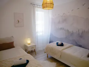 Comfortable apartment facing the train station - sleeps 4/6 - Image 5