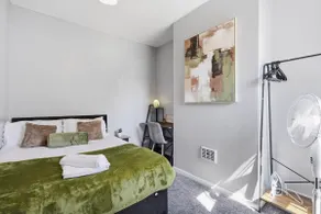 2-Bed Home | Free Parking & WiFi - Image 2