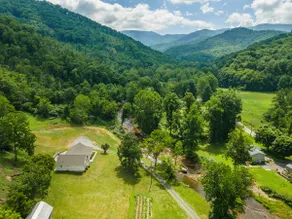 Cedar Creek Retreat | Farm Stay | 25 min to AVL - Image 4