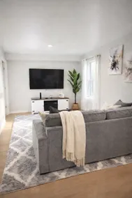 Chic & Comfy Apartment - Image 4