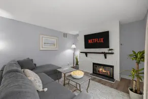 NEW! O'hare Cozy Home /Patio/ Free Prk/King Bed - Image 4