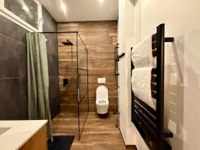 Spacious Apartment Fully Renovated & Parking Space - Image 2