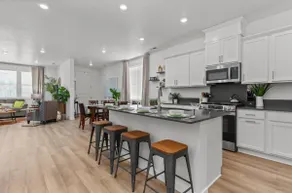 Ashtyn New 4-bdrm Townhome w/2 King Beds, Pool - Image 3