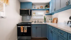 Newly renovated, spotless private bungalow near DT - Image 4