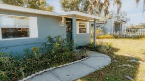 Newly renovated, spotless private bungalow near DT - Image 2