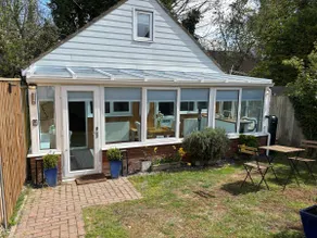Cozy & Self Contained Garden Bungalow - Image 2