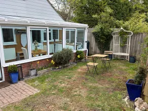 Cozy & Self Contained Garden Bungalow - Image 4
