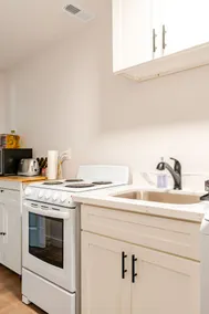 Spacious and comfortable suite in prime location! - Image 5