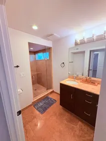 Spacious and comfortable suite in prime location! - Image 5