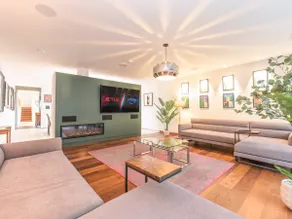 Architect-Designed Luxury House, 3BR Chessington - Image 4