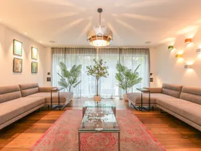 Architect-Designed Luxury House, 3BR Chessington - Image 3