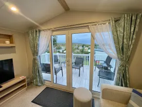 Modern caravan - Whitecliff Bay - Image 5